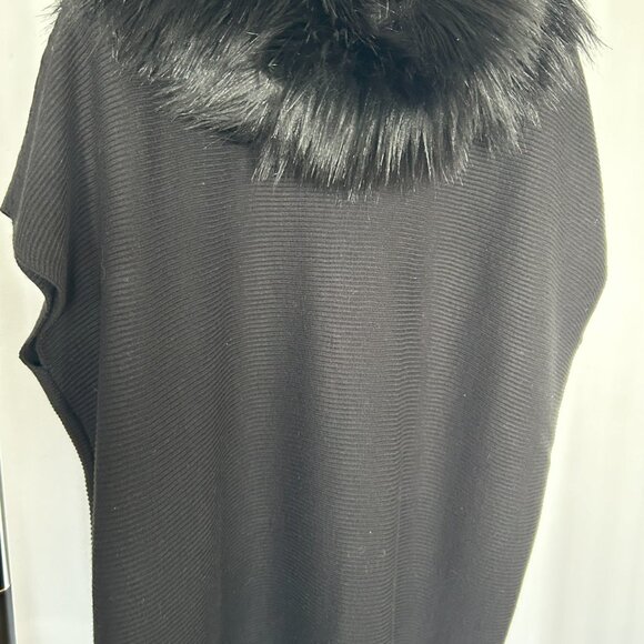 Michael Kors - Two classic ponchos with interchangeable faux-fur trim hood - Picture 5 of 7